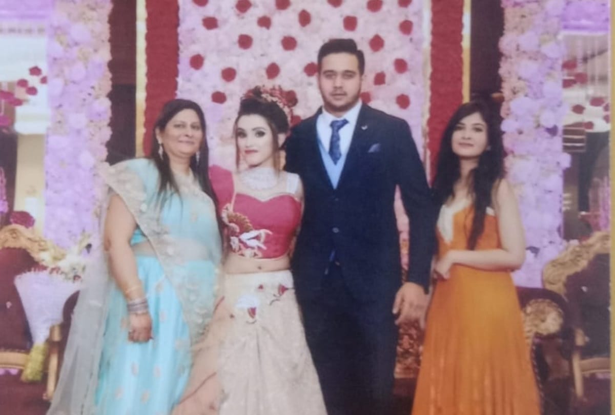 Delhi 3 years ago friendship then 2 years live in 8 months ago love marriage now husband killed wife