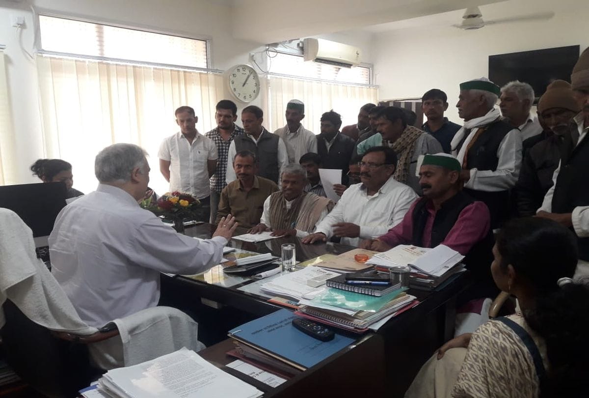 Farmers encircle the Chief Secretary Devesh Chaturvedi in Agra