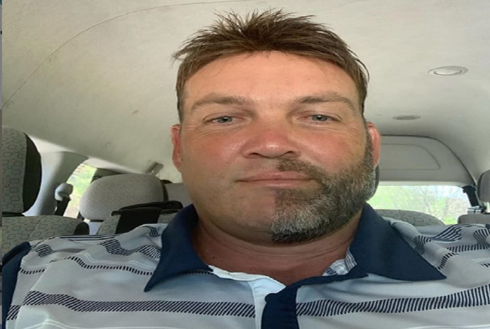 jacques kallis shaves off exactly half his beard for a cause of Rhinos and golf development