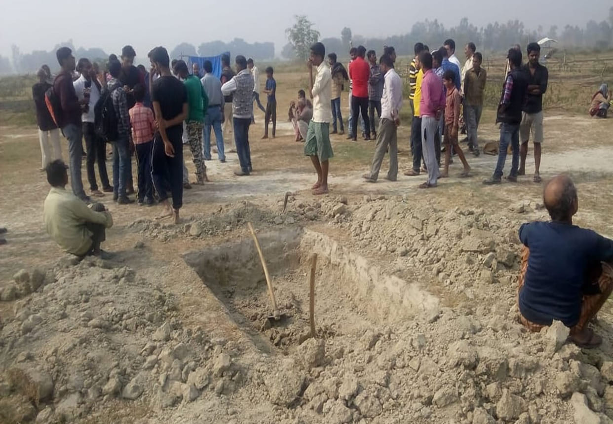 Controversy between two community over burial of bodies in unnao