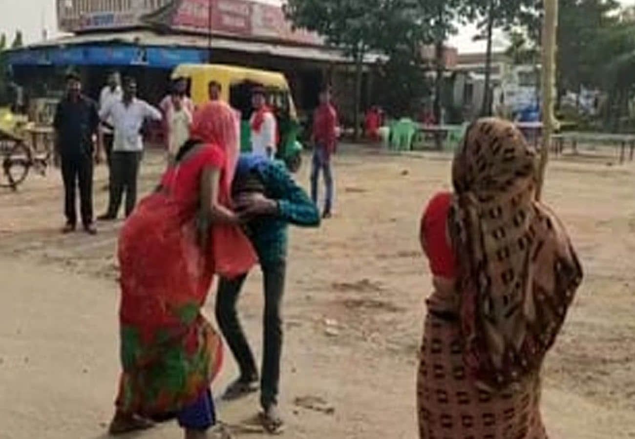 youth beaten for molesting women in auraiya