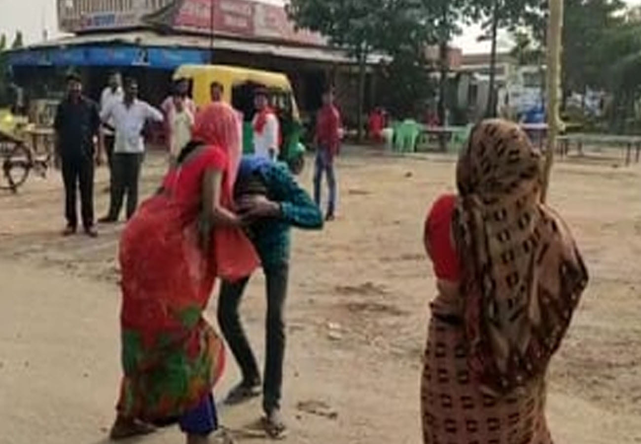 youth beaten for molesting women in auraiya