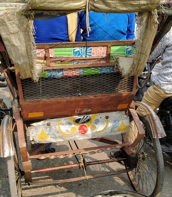 Mahindra & mahindra group chairman Anand Mahindra gifted a vehicle to rikshawala for mahindra logo