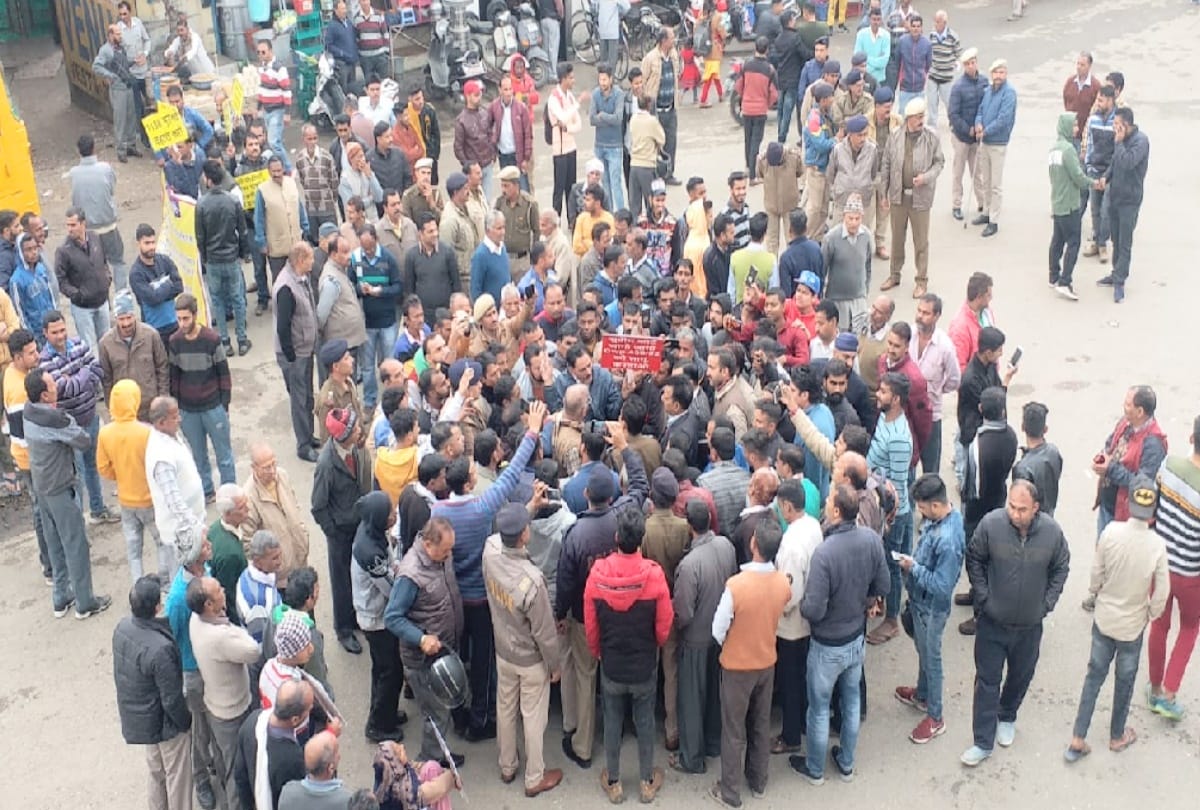 Pong Dam displaced chakka jam in kangra for a half-hour for demands