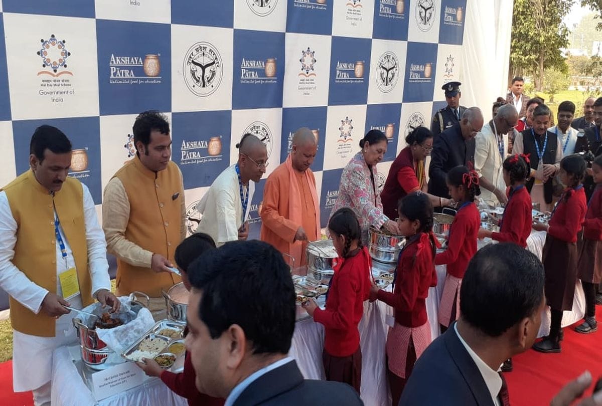 president Ramnath Kovind serve food to children in akshaya patra vrindvan