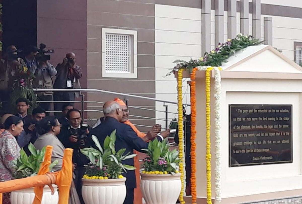 president Ramnath Kovind serve food to children in akshaya patra vrindvan