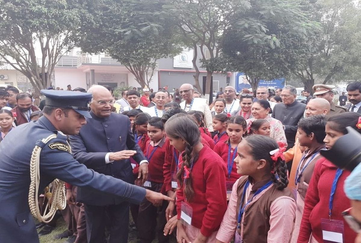 president Ramnath Kovind serve food to children in akshaya patra vrindvan