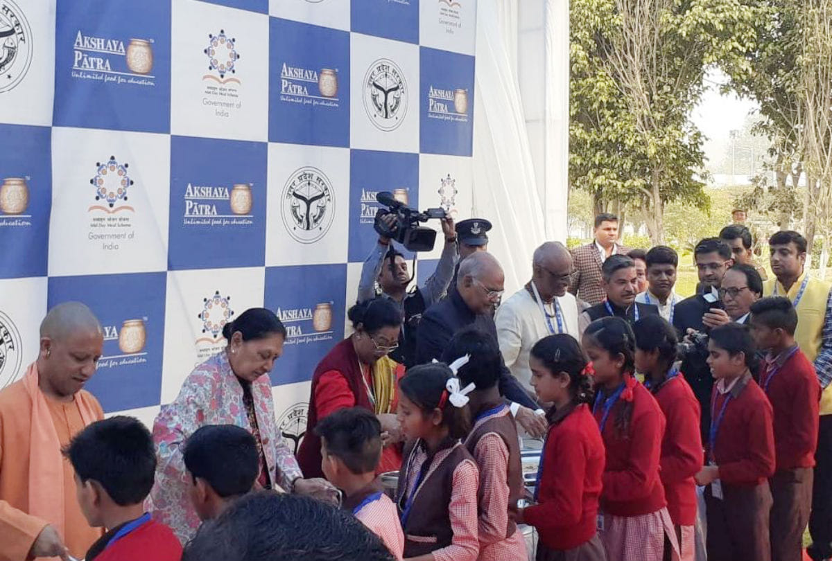 president Ramnath Kovind serve food to children in akshaya patra vrindvan