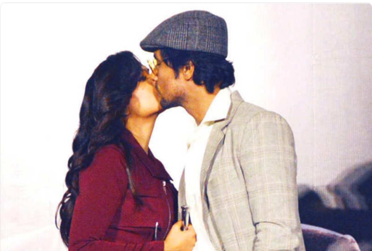 bollywood celebrities who kissed publicly like ranveer deepika
