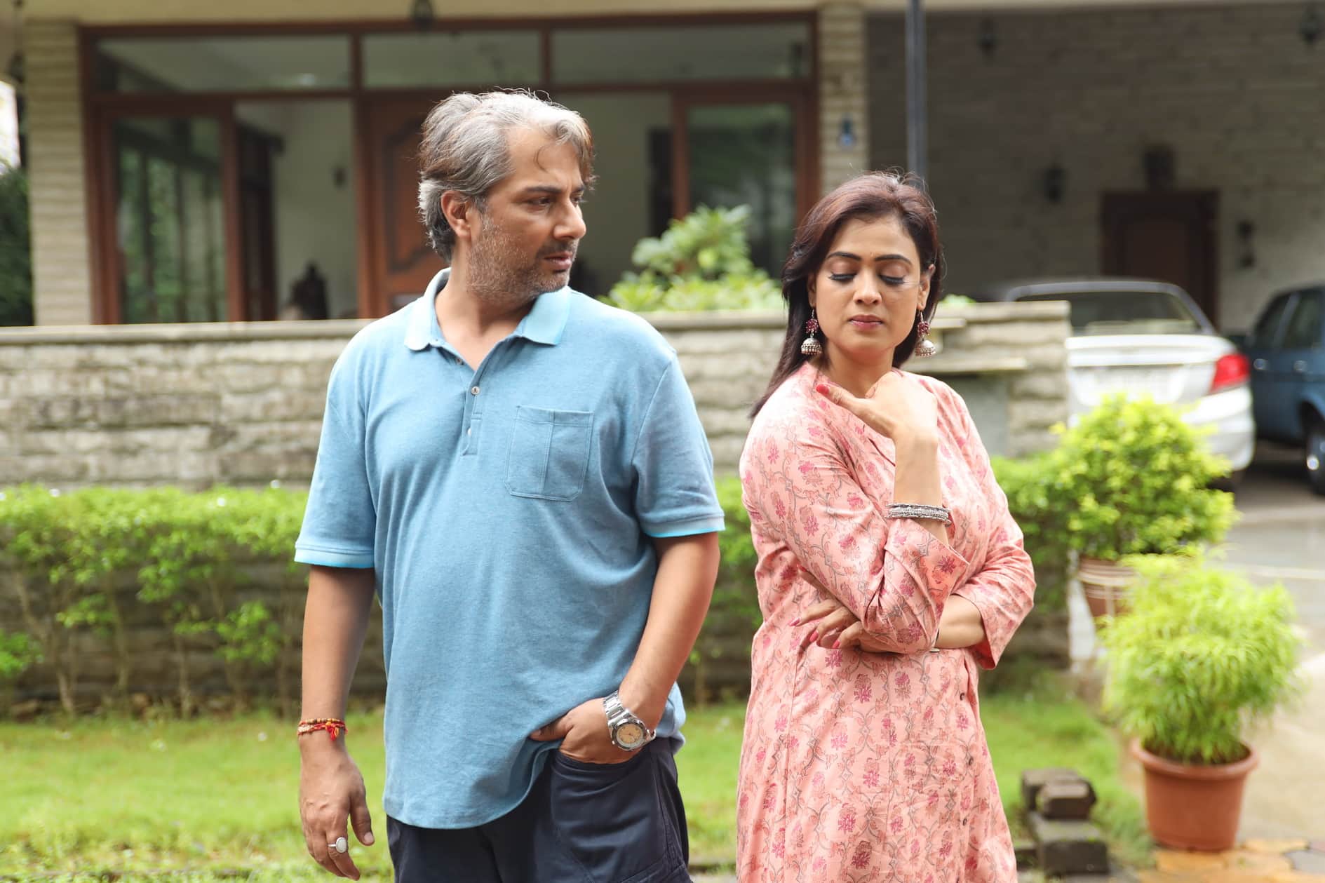 Television Actor Varun Badola Helps Shweta Tiwari in Makeup on the Sets of Mere Dad Ki Dulhan