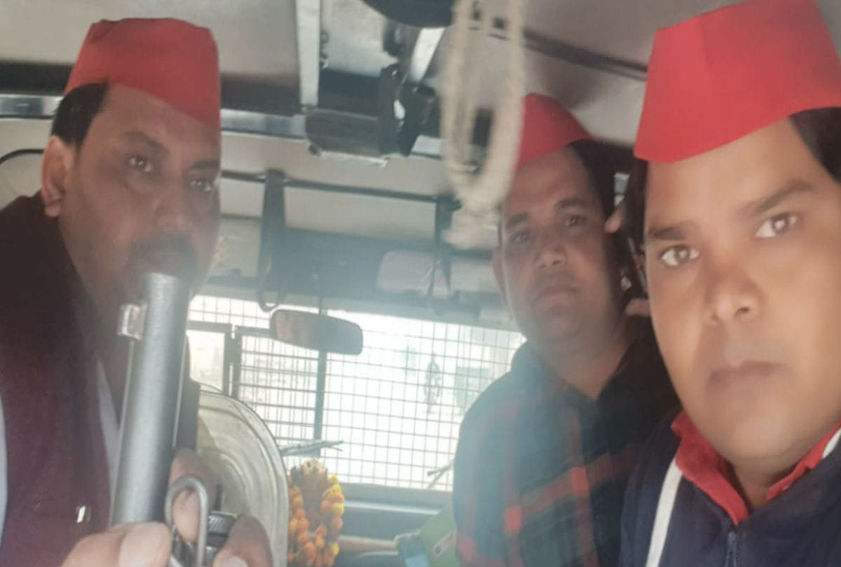 Sp Leader Detained During Protest at Cm Yogi Adityanath program in vrindavan