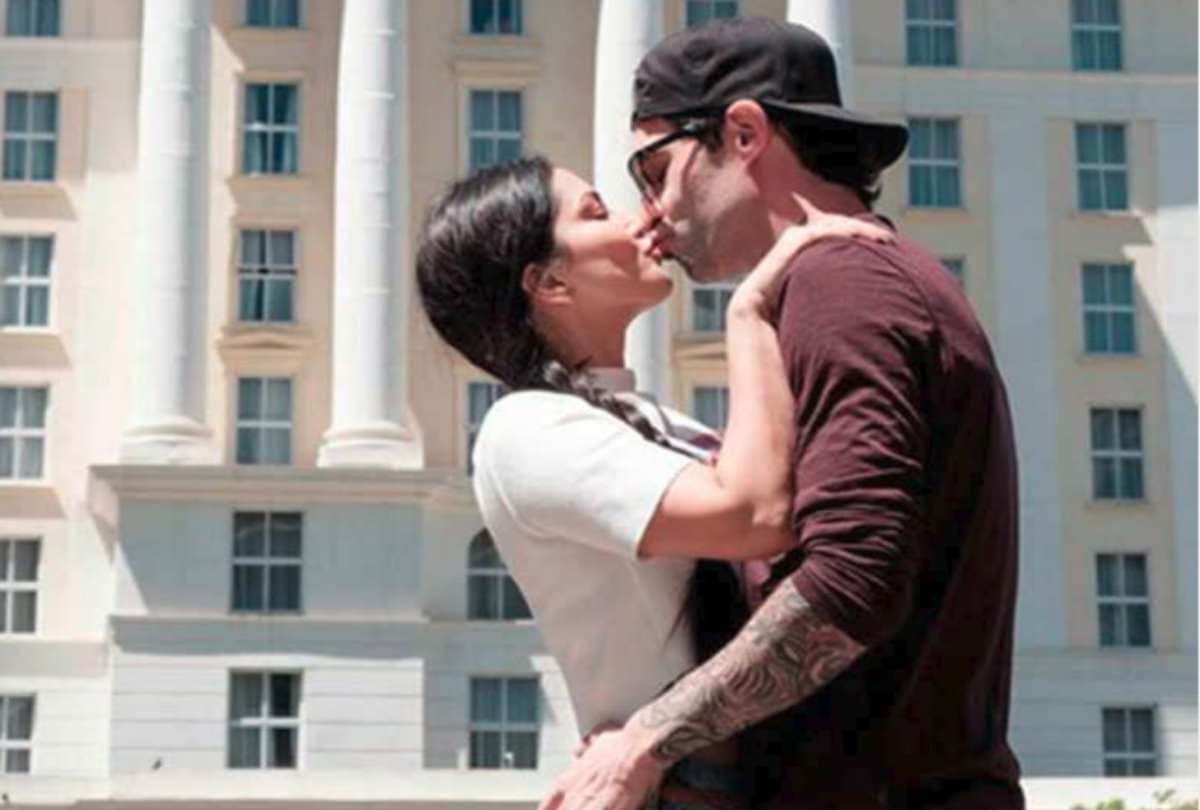 bollywood celebrities who kissed publicly like ranveer deepika