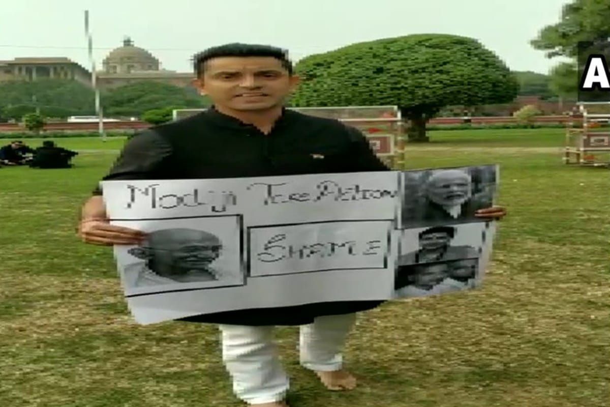 Tehseen Poonawalla staged protest against BJP MP Pragya Thakur comments referring Godse as deshbhakt