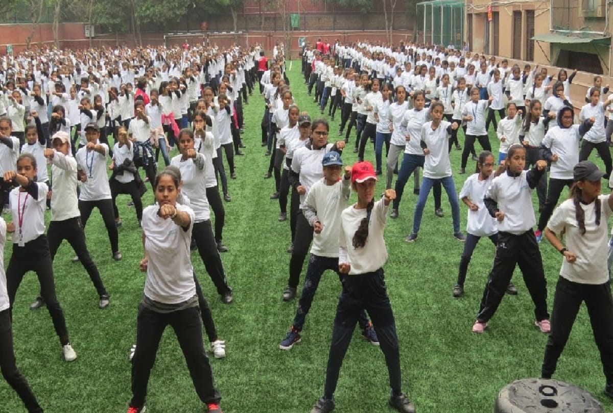 One thousand girl students learned self defense in Mayur Public School