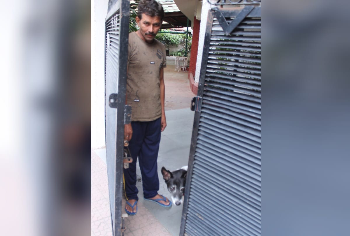 admiral sushil kumar passes away his beloved dog is so sad that he kept waiting for him on gate