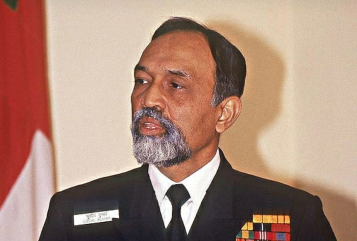 admiral sushil kumar passes away his beloved dog is so sad that he kept waiting for him on gate
