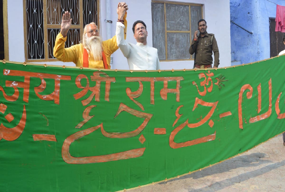 Azam Khan handed over chunari of 50 feet name of Ram in Urdu to priest of Ram Lalla