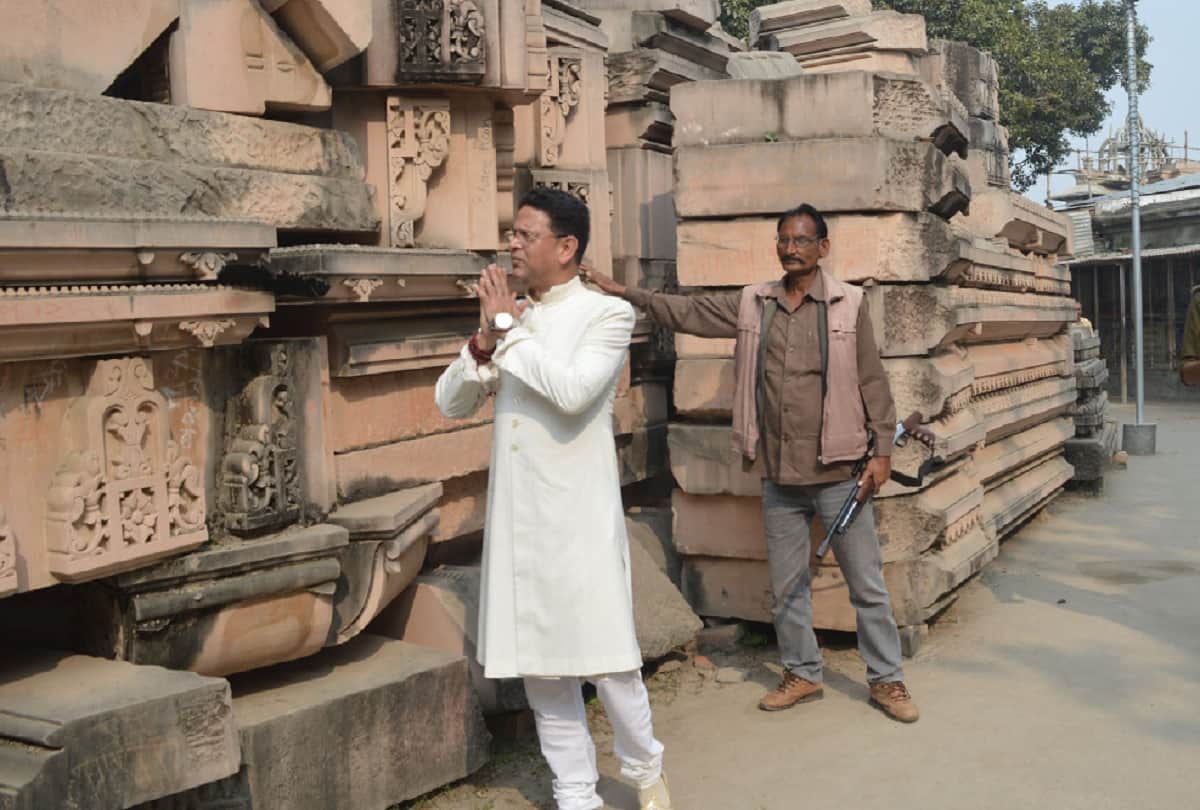 Azam Khan handed over chunari of 50 feet name of Ram in Urdu to priest of Ram Lalla