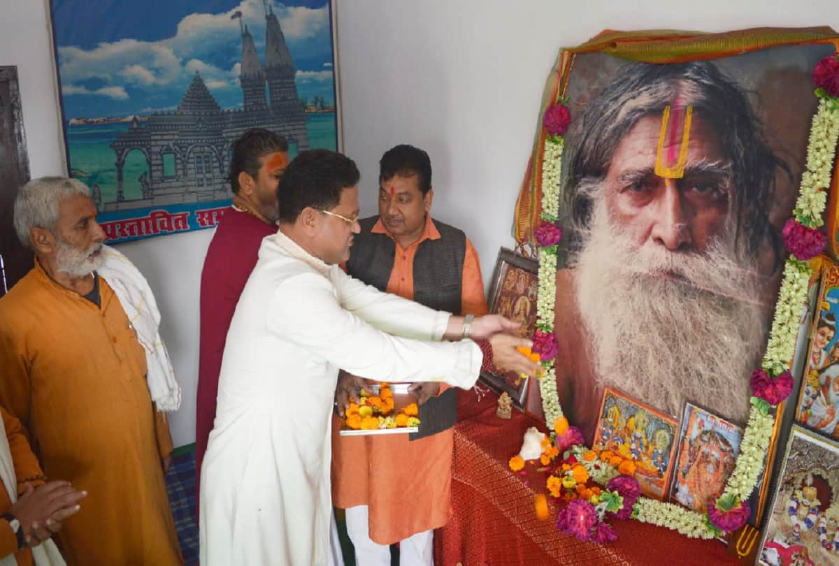 Azam Khan handed over chunari of 50 feet name of Ram in Urdu to priest of Ram Lalla