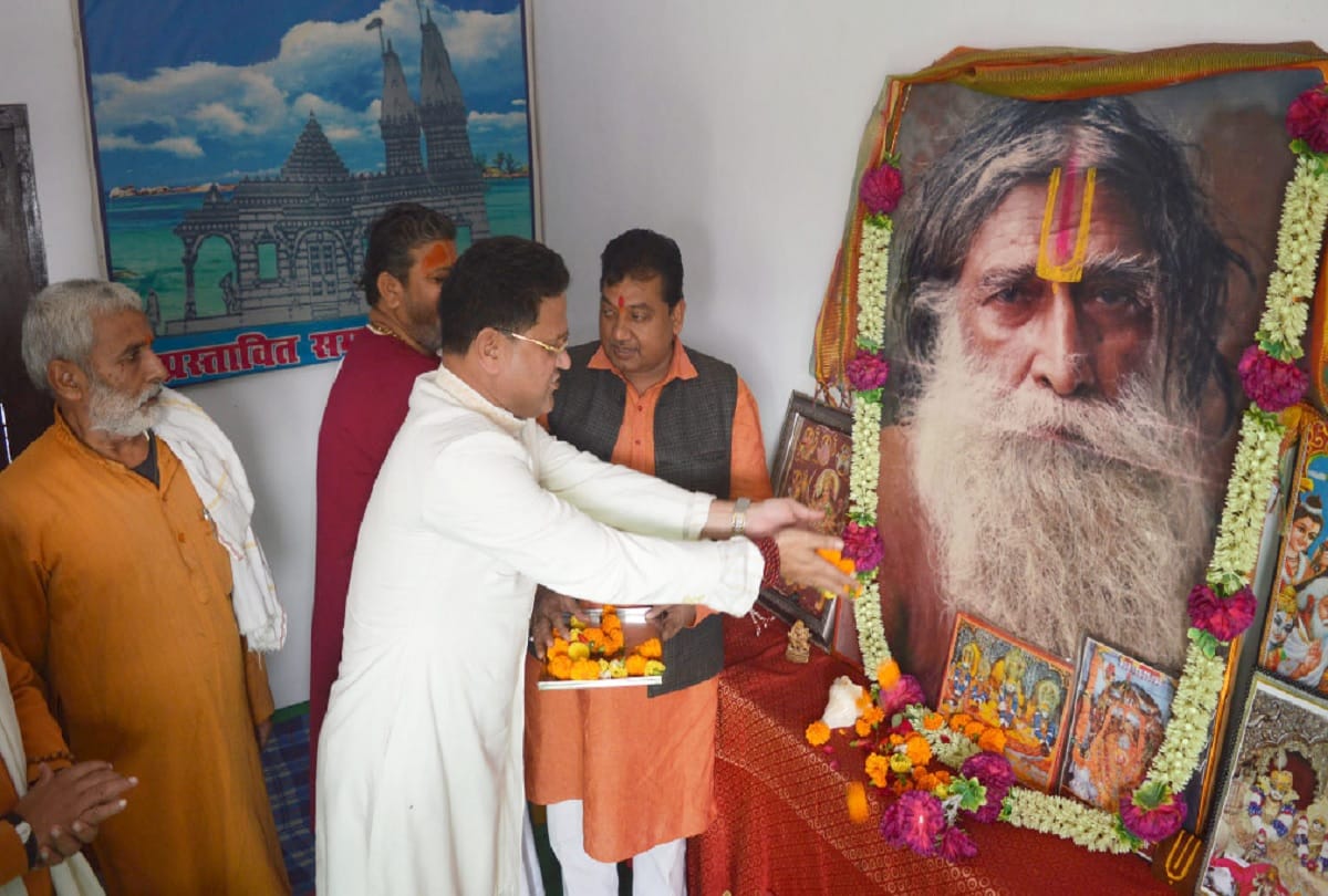 Azam Khan handed over chunari of 50 feet name of Ram in Urdu to priest of Ram Lalla