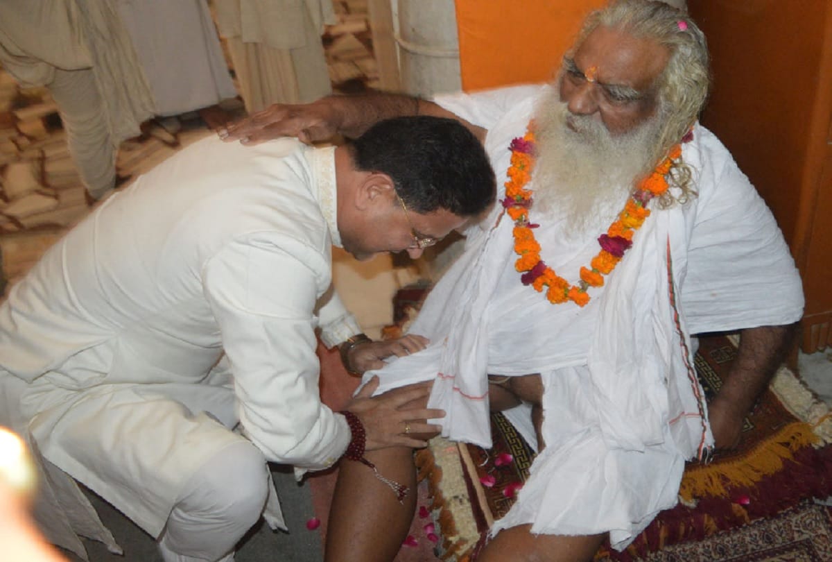 Azam Khan handed over chunari of 50 feet name of Ram in Urdu to priest of Ram Lalla