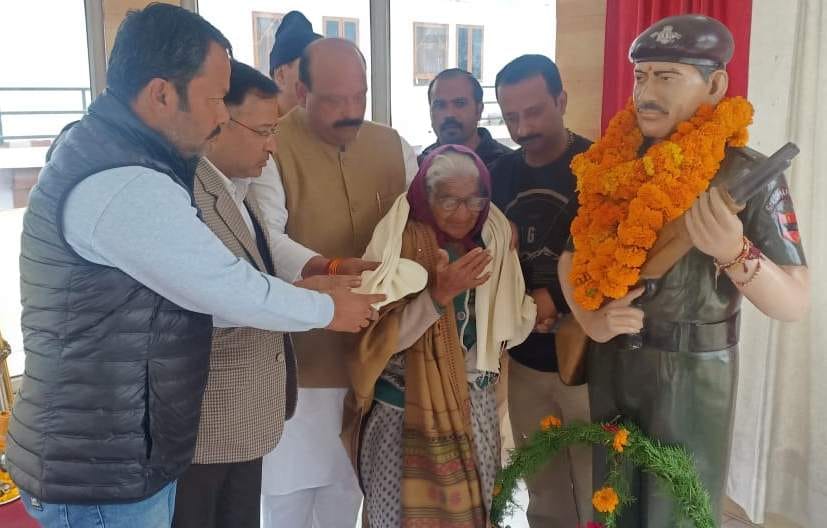 Tribute paid to martyr Gajendra in Mumbai attack