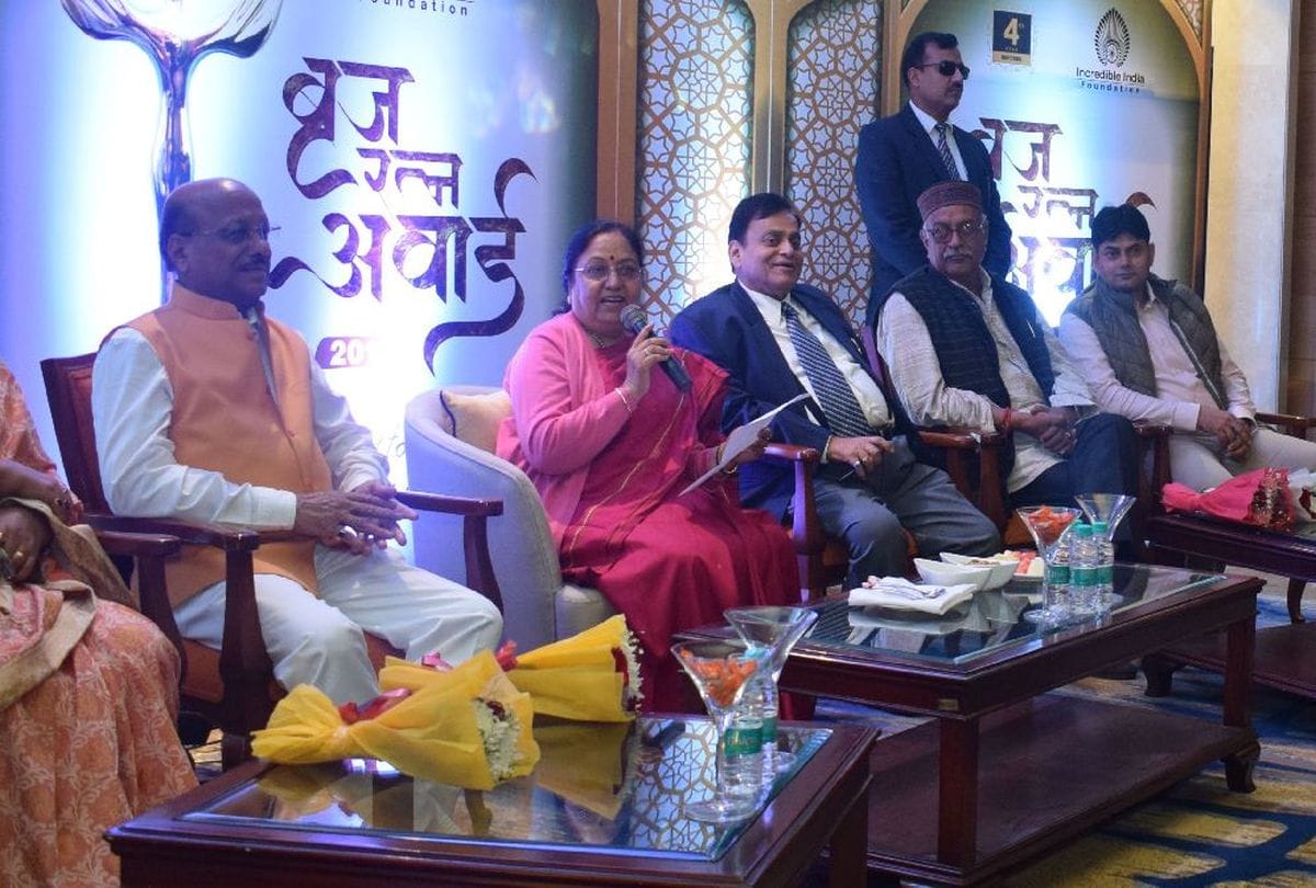 Governor Baby Rani Maurya Reach Braj Ratna Award 2019 in Agra