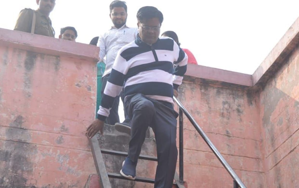 Dirt, reprimand and adverse entry in hospital