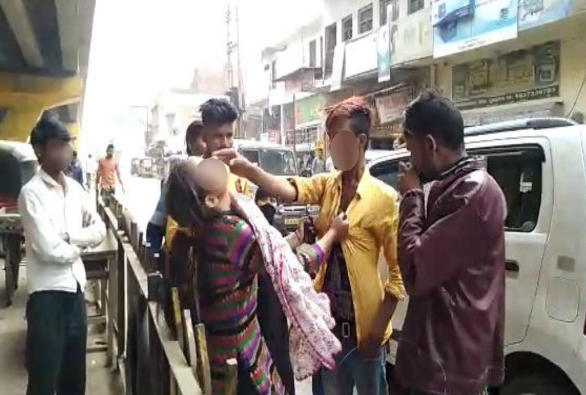 Girlfriend BoyFriend Fight on Public Place in Tundla