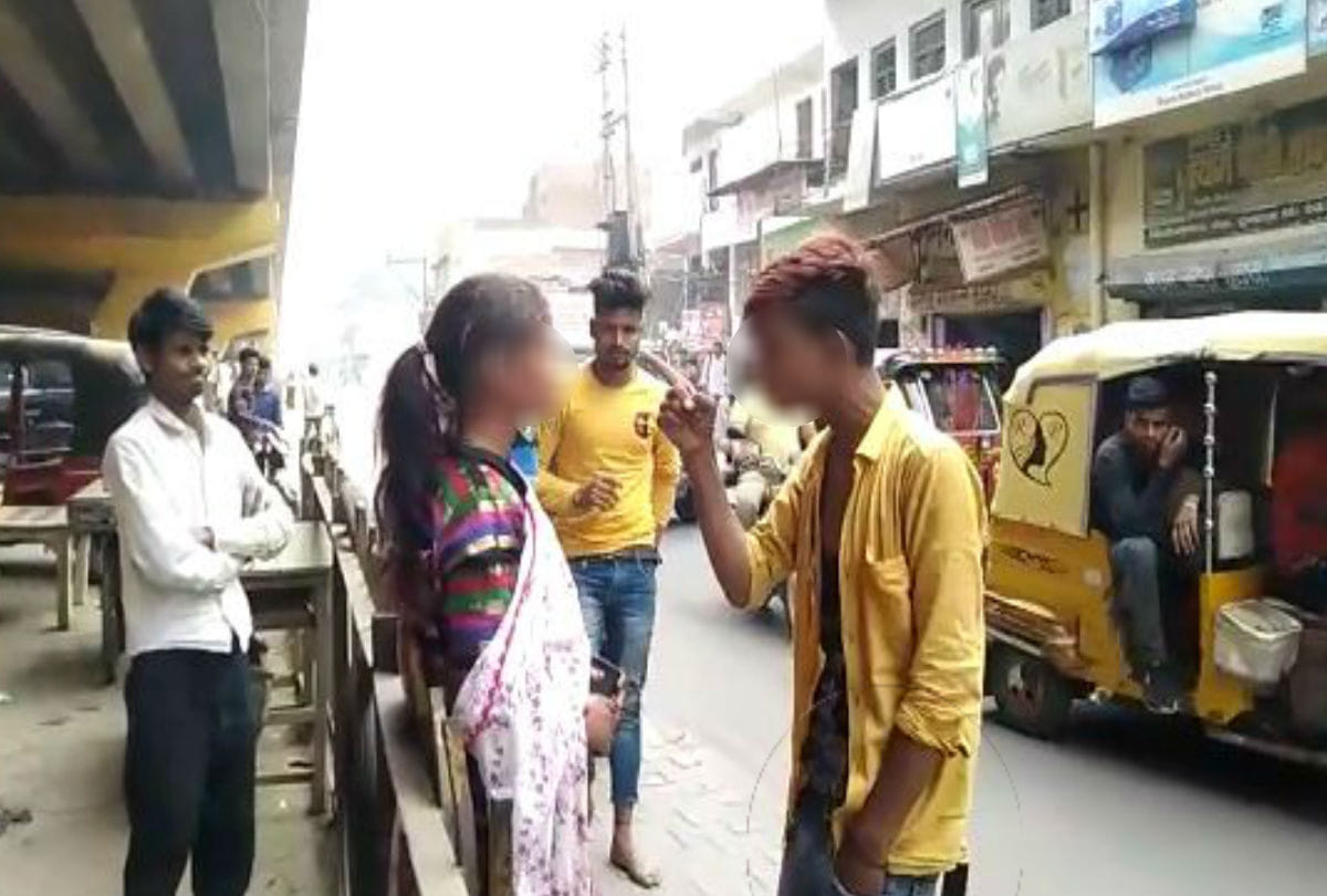 Girlfriend BoyFriend Fight on Public Place in Tundla