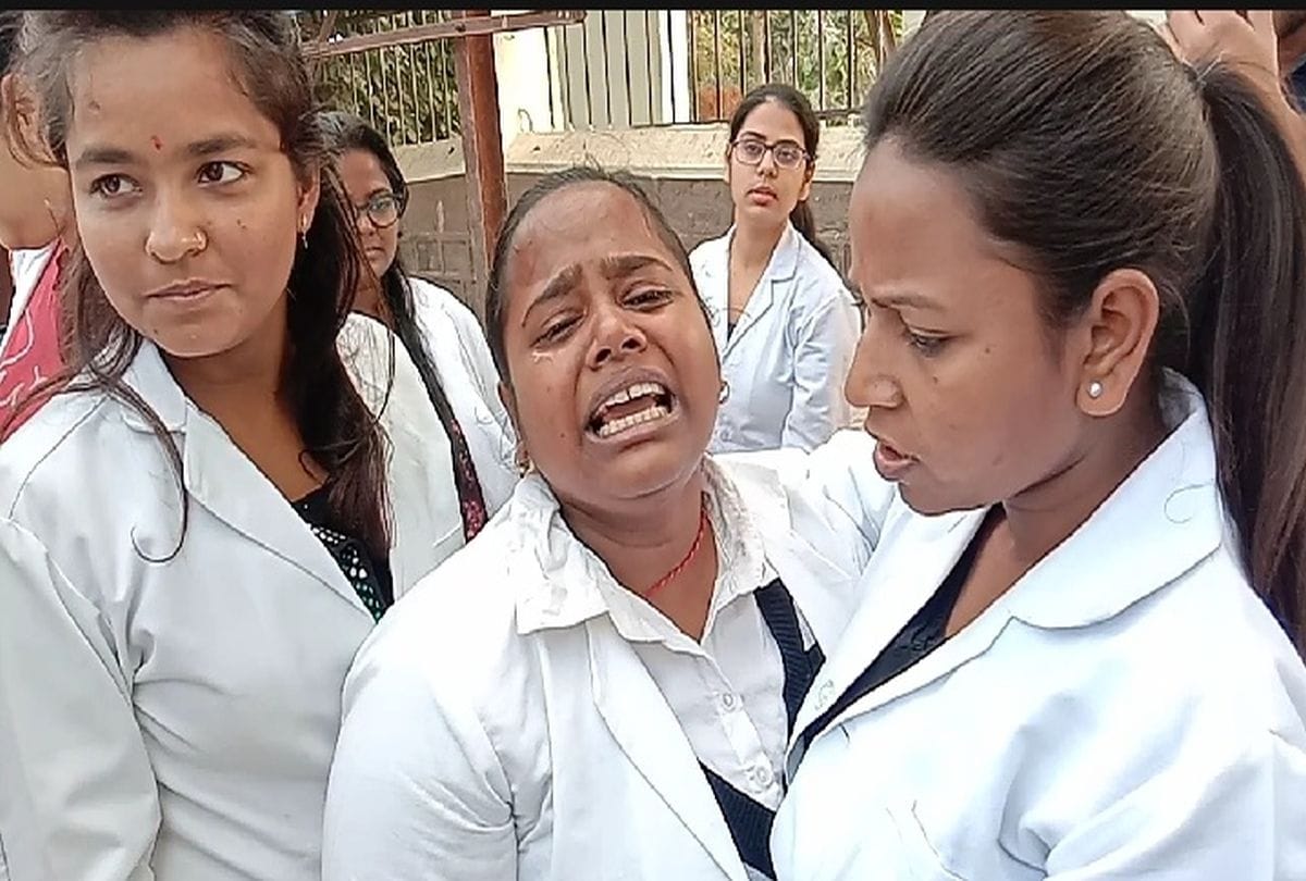 Girl Student Strike in Sanjay Collage Mathura