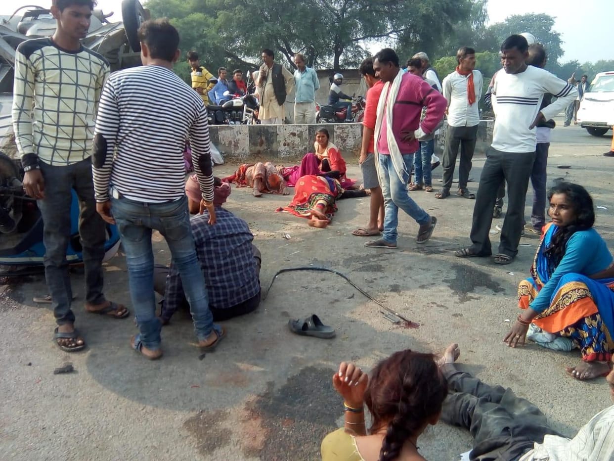 Auto and car collided, 11 workers injured
