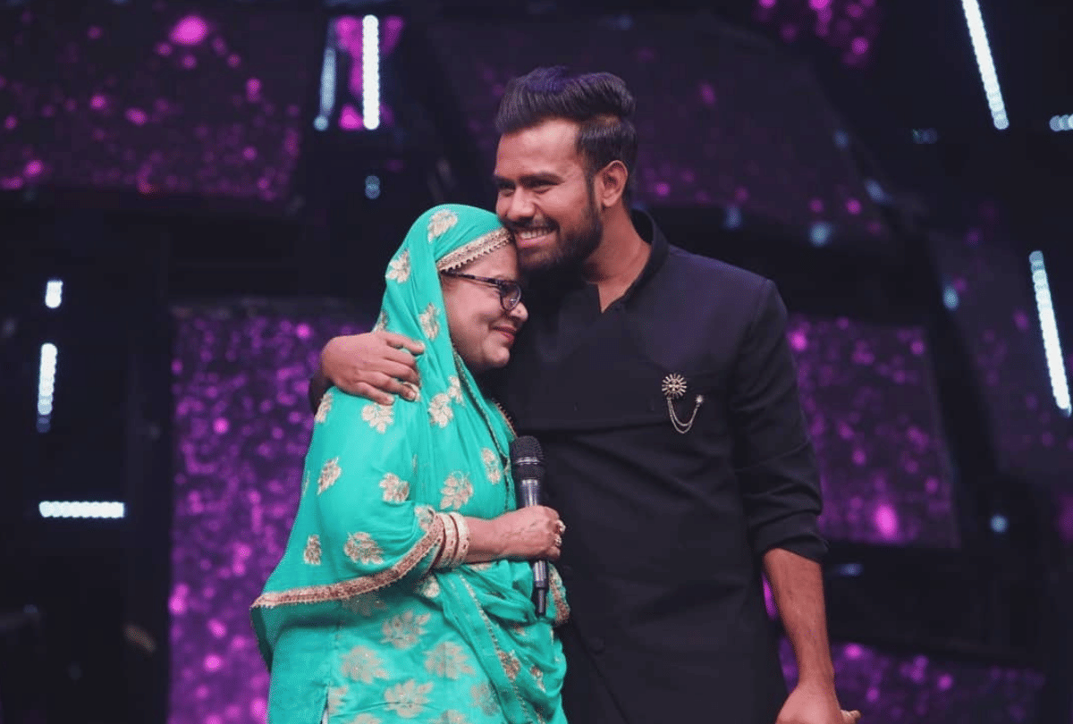 Kartik Aaryan Emotional in Indian Idol 11 Mother Special Episode