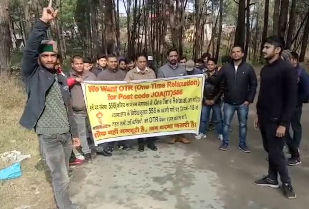 candidates protest outside hpssc office in hamirpur