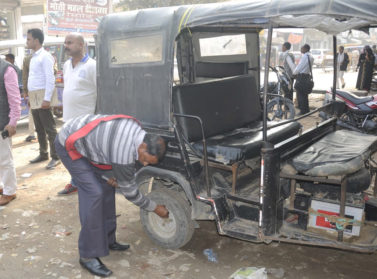 encroachment by vehicles on rajapal chauraha