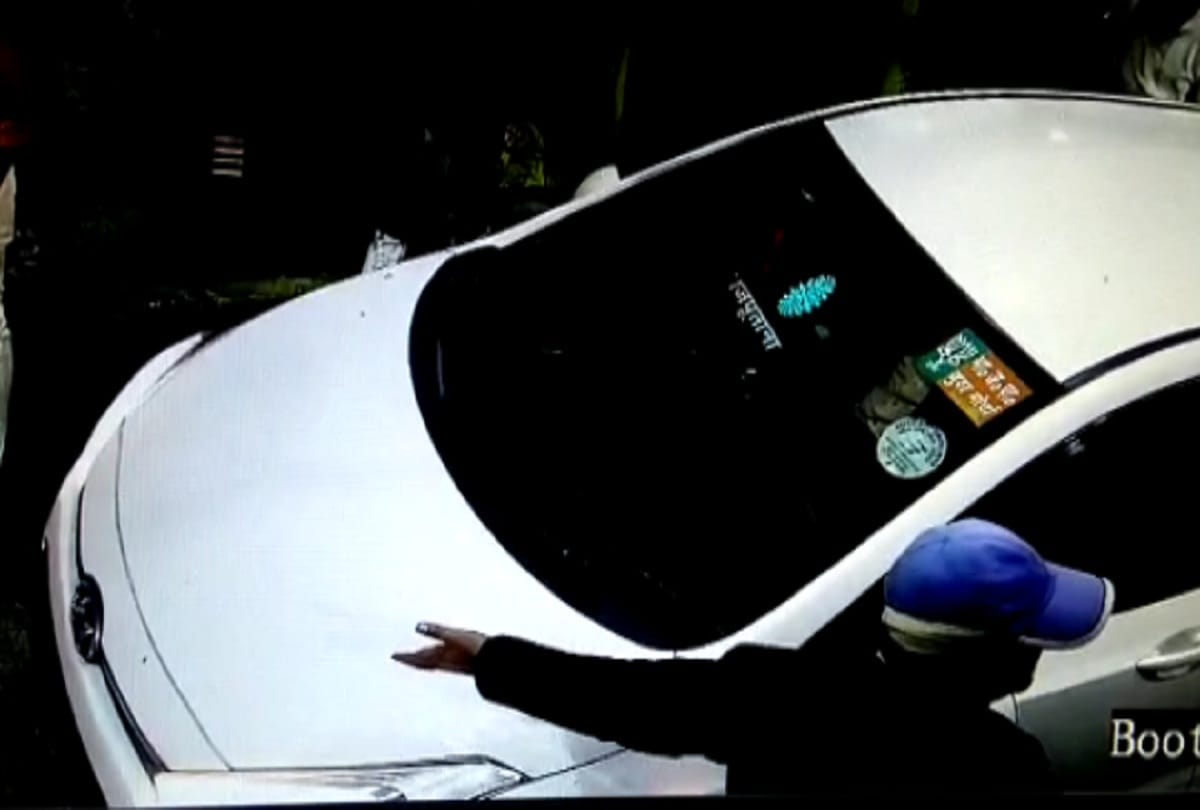 BJP leaders commit hooliganism at the expressway toll plaza
