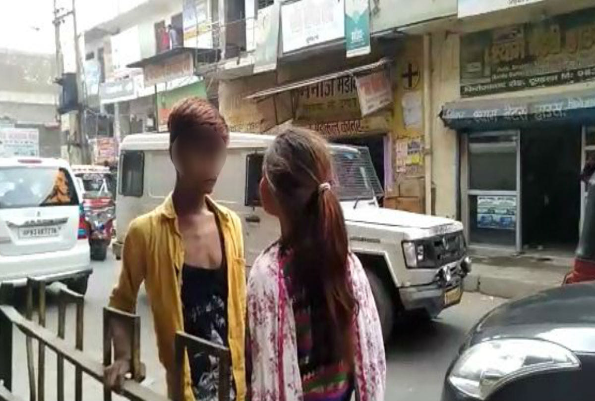 Girlfriend BoyFriend Fight on Public Place in Tundla