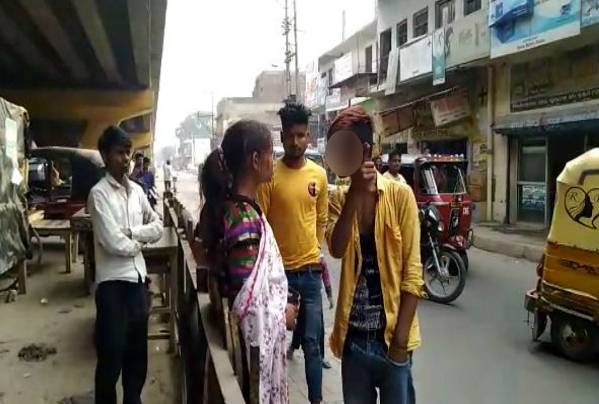 Girlfriend BoyFriend Fight on Public Place in Tundla