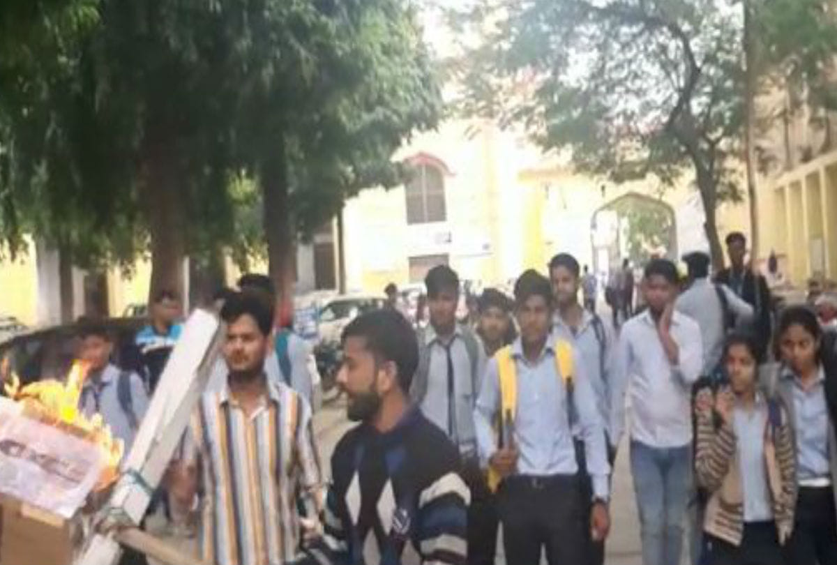 NSUI burnt effigy of BJP MP Pragya Thakur in Agra