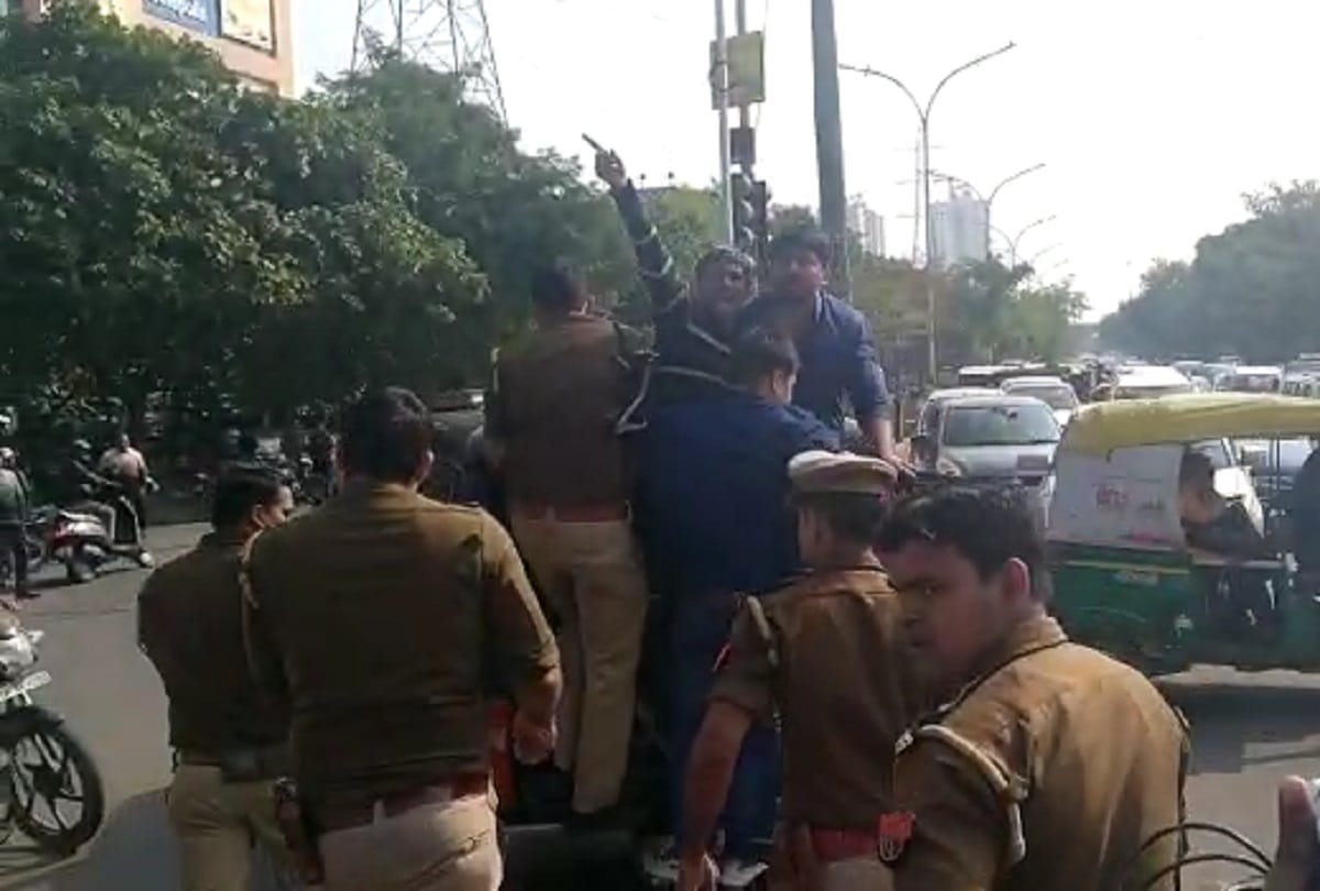 Congress workers protest against Pragya singh Thakur for calling Godse a patriot