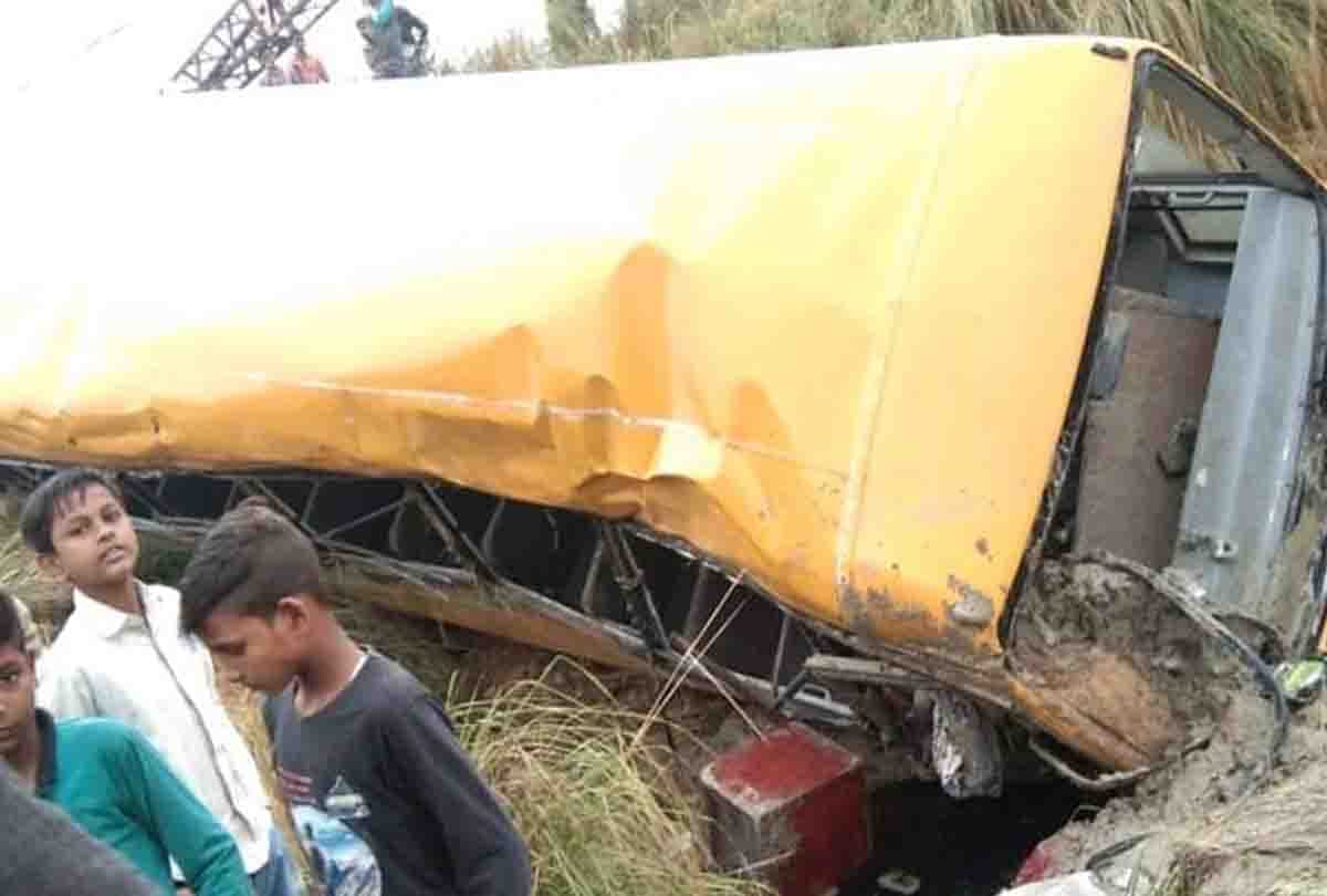 Bus filled with 40 people fell into a roadside pit
