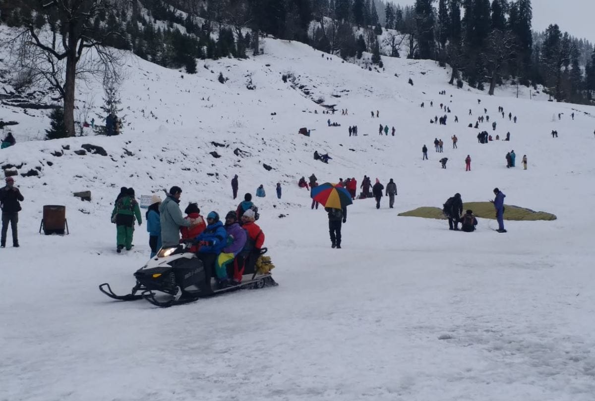 Snowfall in Manali paragliding snow scooter and Skiing in Solang Valley Kullu Manali Himachal