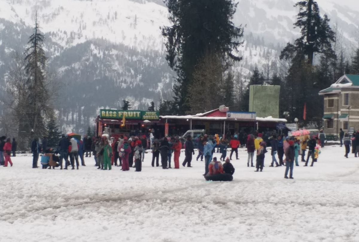 Snowfall in Manali paragliding snow scooter and Skiing in Solang Valley Kullu Manali Himachal