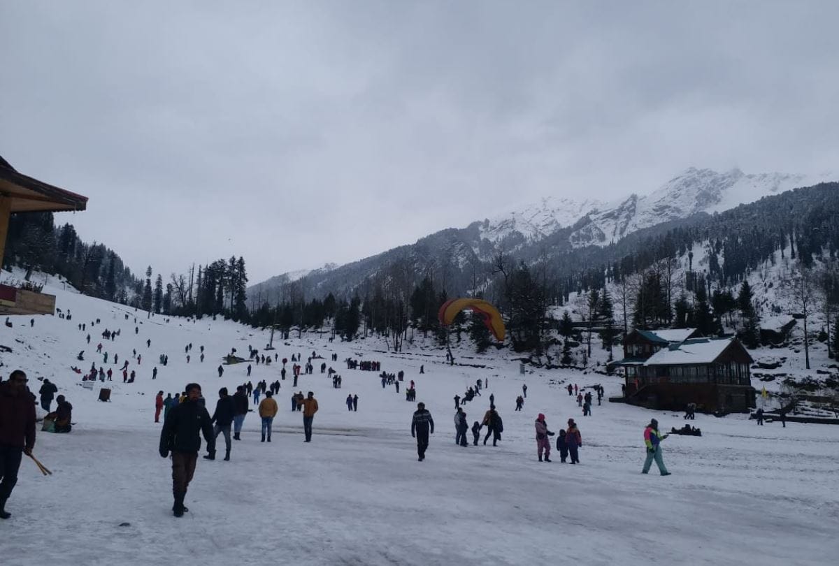 Snowfall in Manali paragliding snow scooter and Skiing in Solang Valley Kullu Manali Himachal