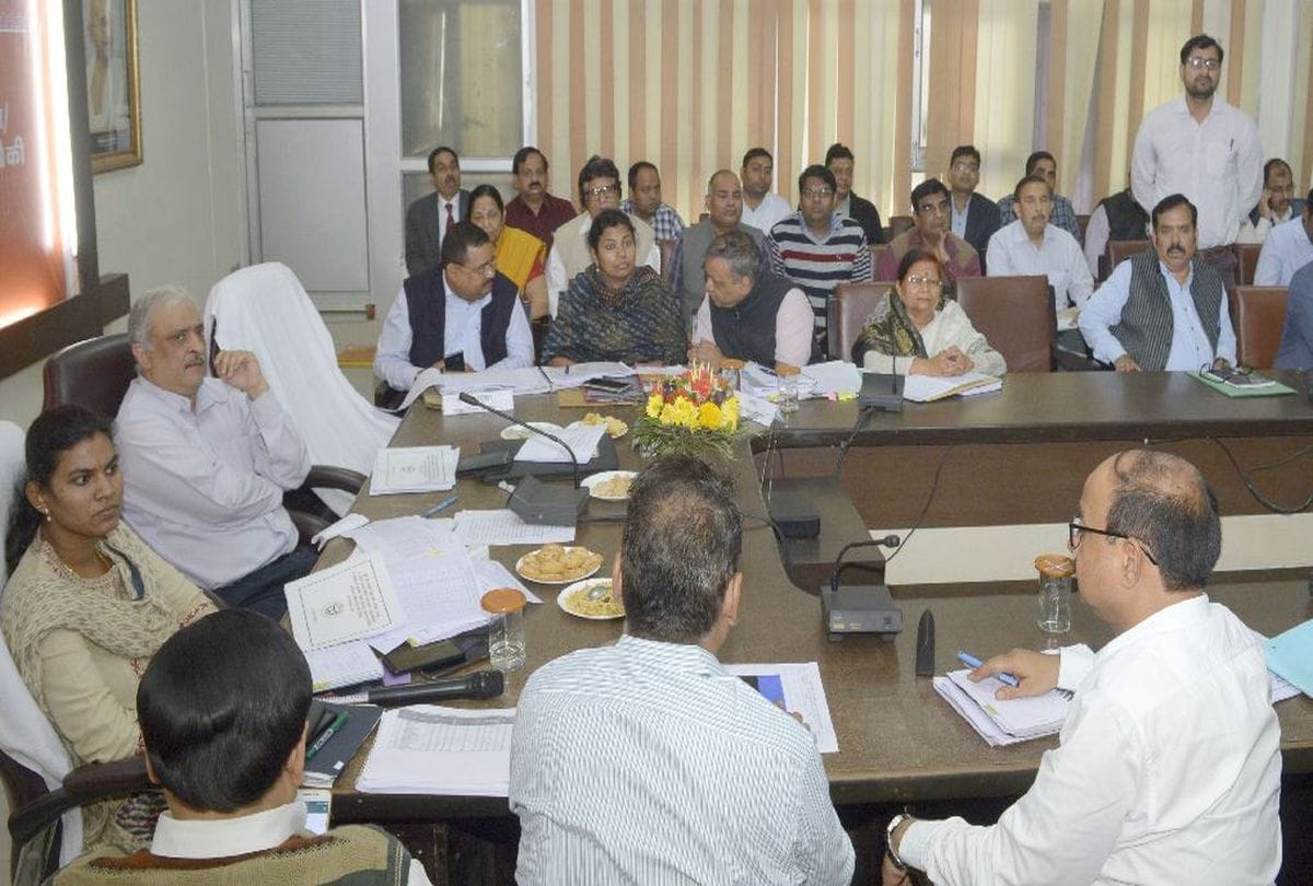 Nodal Officer Dr Devesh Chaturvedi took review meeting in agra