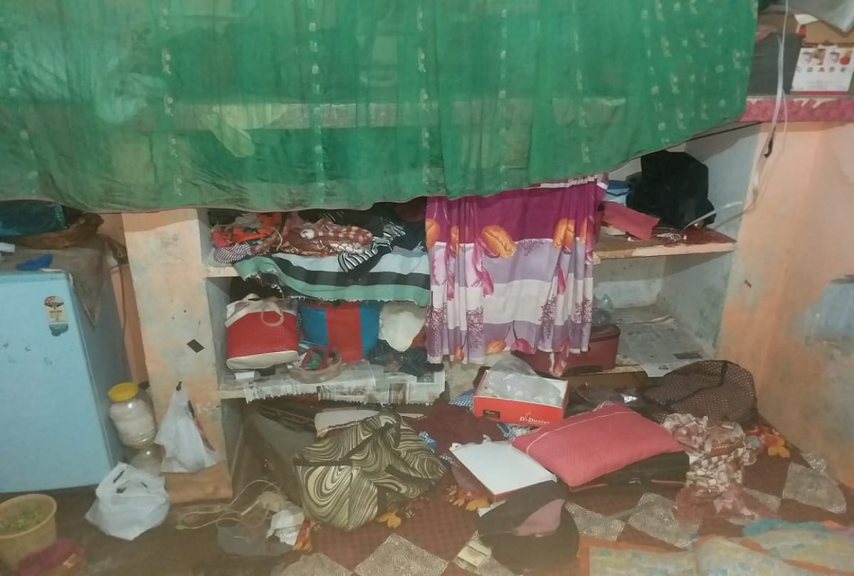 Theft in married house in Lucknow