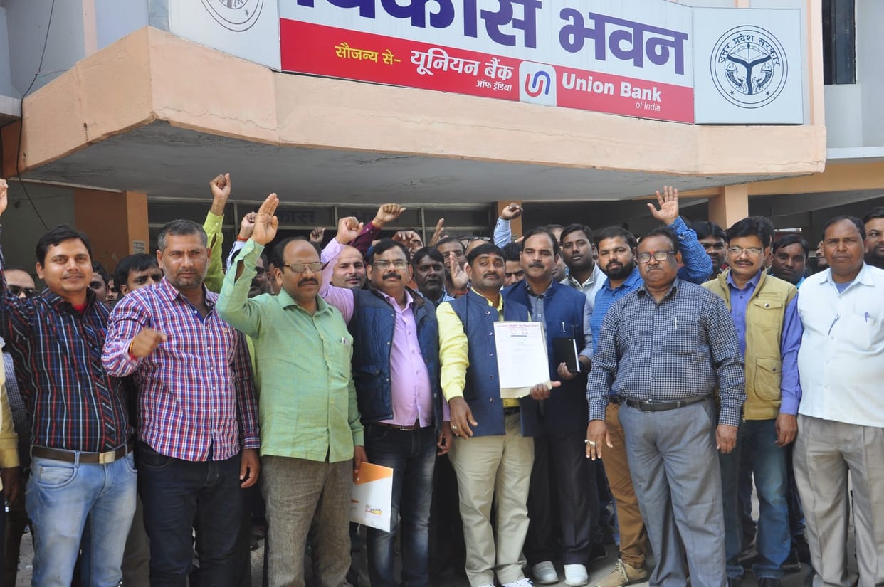 Warning of meeting to protest against the harassment of secretaries