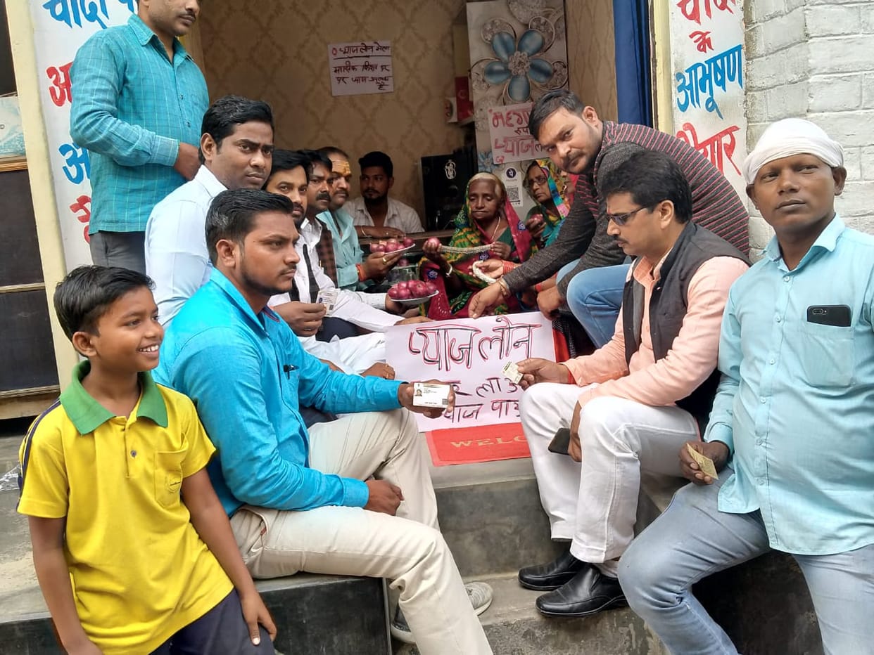 The SP supporters expressed opposition by selling onions on loan in Banaras