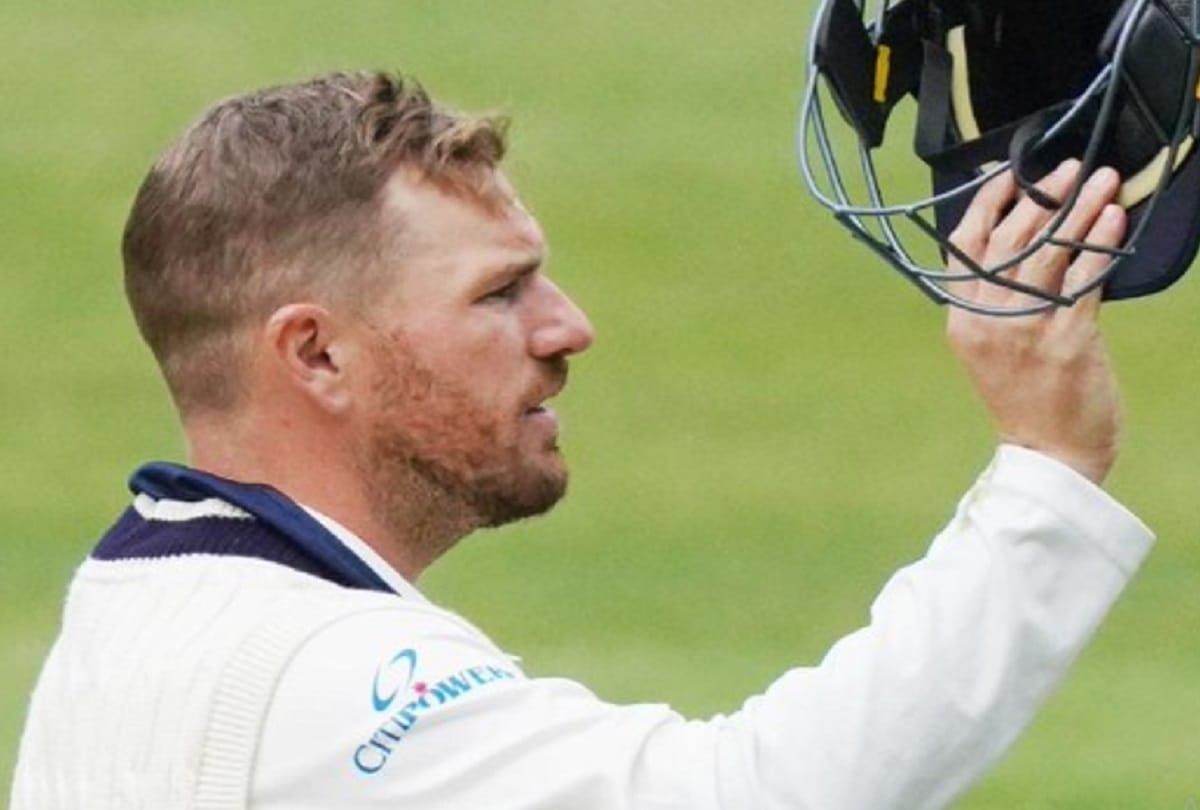 Sheffield Shield match Australia captain Aaron Finch suffers blow to head against New South Wales