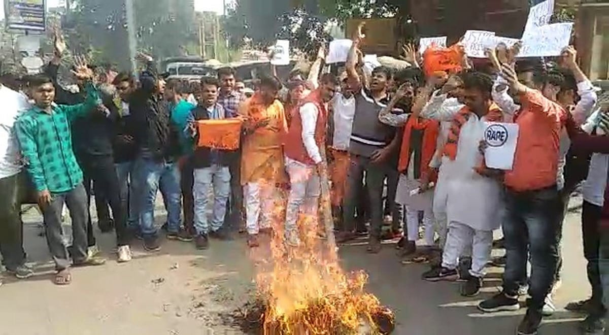 ABVP burnt effigy of Telangana govt demanded death penalty for accused of hyderabad incident